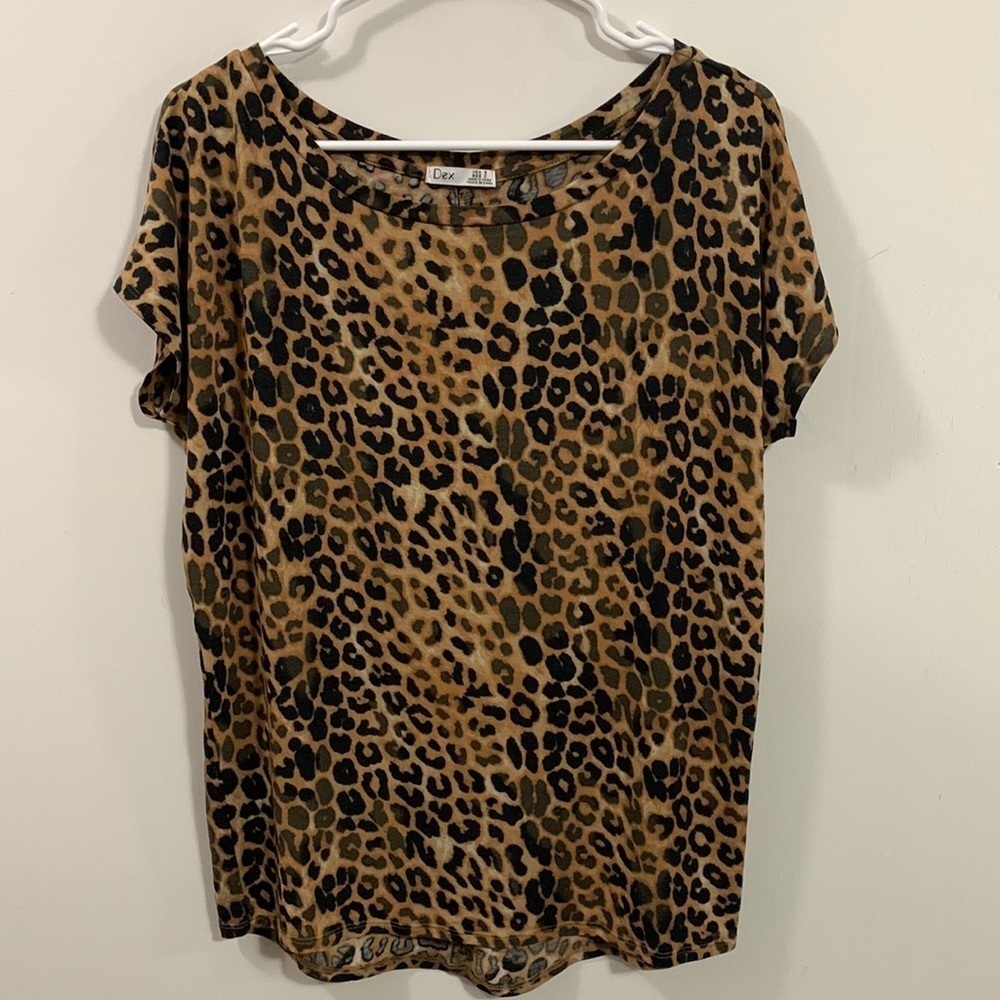 Dex Women’s animal print oversized tiny sleeves top, good condition, size small